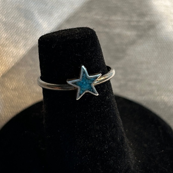 *RARE* VINTAGE UNMARKED STERLING SILVER 80s TURQUOISE STAR RING DAINTY RING - Picture 2 of 4